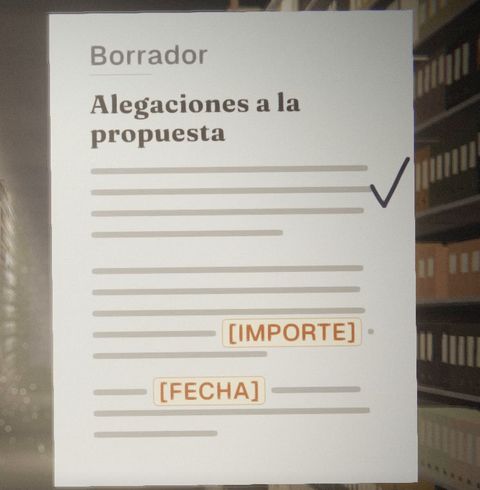 Fotograma de «Precedentes para asesorías»: el borrador de unas alegaciones preparado por la IA, con el importe y la fecha en blanco y la marca de quien lo revisa.